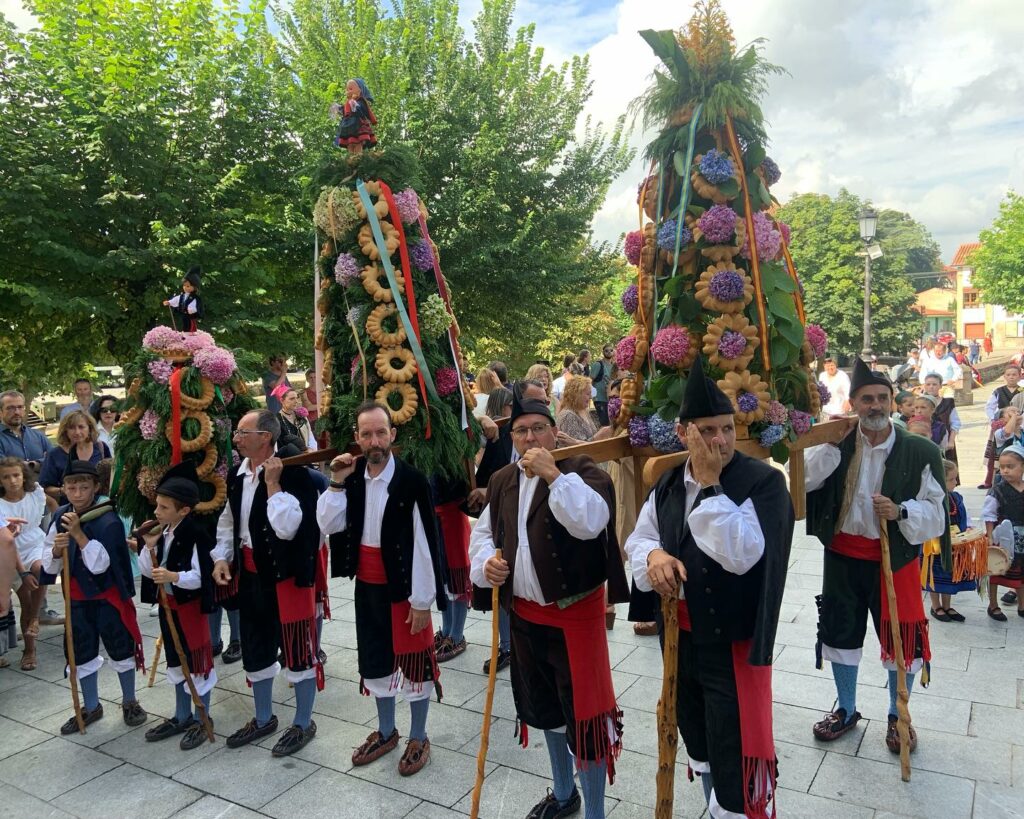 Los ramos esperando a la puerta de La Iglesia